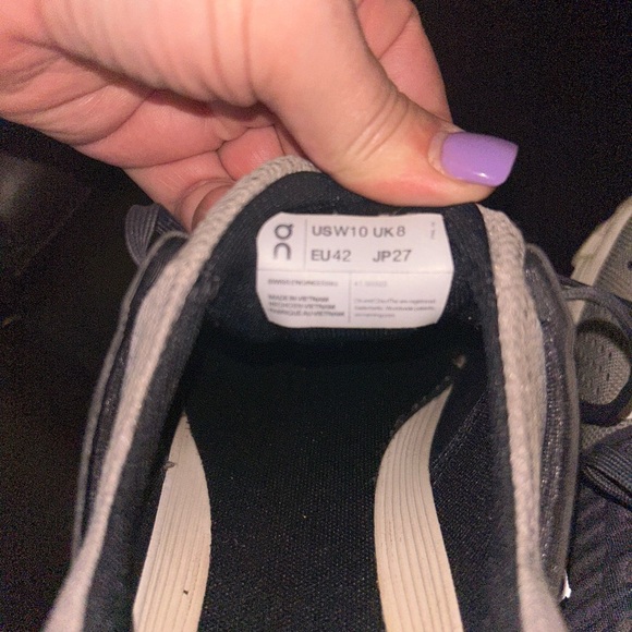 Women’s OnCloud Size 10 - Picture 3 of 3